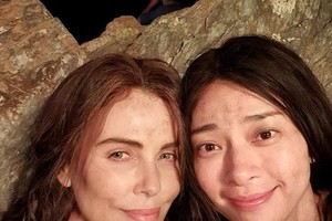 女演員吳清雲（右）與女名星查理茲‧塞隆在電影《老衛隊》片場合照。