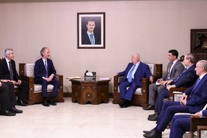 9月23日，在敘利亞首都大馬士革，聯合國秘書長敘利亞問題特使吉爾·彼得森（左三）與敘副總理兼外長穆阿利姆（右五）會談。 （圖源：新華社/路透）