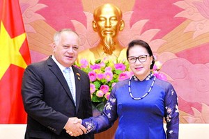 國會主席阮氏金銀（右）接見委內瑞拉統一社會主義黨第一副主席迪奧斯達多‧卡韋略。（圖源：英芳）