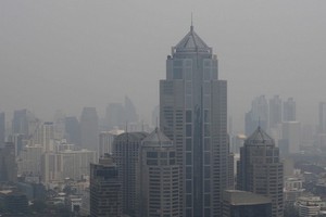 泰國考慮遷都：曼谷空氣污染問題嚴重，是巴育考慮遷都的原因之一。圖為9月30日，曼谷受霧霾籠罩的情形。（圖源：VCG）