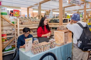 在“越南商品週”裡，不少泰國客戶在參觀、品嚐越南粉麵、King Coffee的咖啡、海平腰果仁。