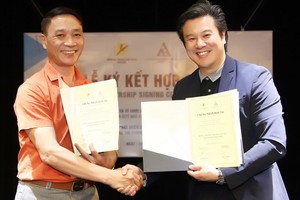 AMPA Education 代表(右)與學校代表預祝雙方合作成功。（圖源：P.H）