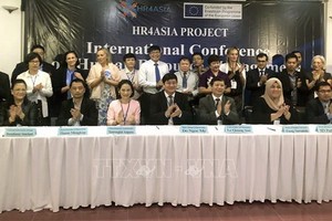 東南亞7所大學代表簽署有關合作人力資源開發、管理網絡系統合作《備忘錄》。（圖源：越通社）