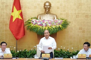 阮春福總理（中）主持會議並發表講話。（圖源：光孝）