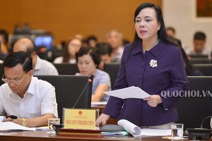 衛生部長阮氏金進向國會社會問題委員會闡釋報告。（圖源：Quochoi.vn）