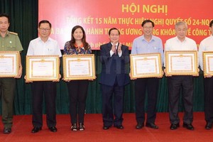 中央民運部常務副部長鳥柯若（中）向各集體單位頒發獎狀。（圖源：市黨部新聞網）