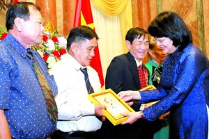 國家副主席鄧氏玉盛（右一）接見茶榮省對革命有功者代表團並贈送紀念品。