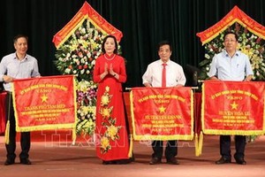 寧平省委書記阮氏清向出色成績的集體頒贈錦旗。（圖源：越通社）