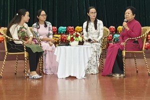 華人李金梅在慶祝30週年成立阮氏明開獎助學金的儀式上重溫 成立及發展過程。