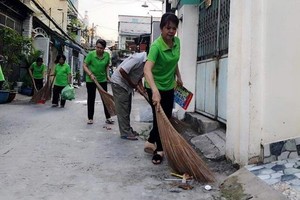 關雪雲與婦女們一起打掃街區。