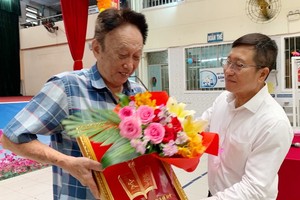 陳家義向為《萌芽》叢書做出積極貢獻的陸進義(左)致贈紀念金牌。