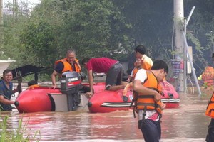職能力量幫助數百餘戶居民遷移到地勢較高的地方。（圖源：前鋒）