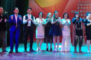 歌友們同台高歌氣氛熱烈。