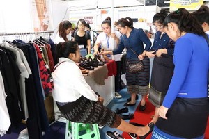 消費者在博覽會選購鞋品和服裝。