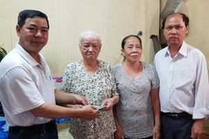 昨(6)日上午，理事長馮傳坤、副理事長馮堯強、馮家榮已前往第六郡第六坊梅春賞街219/115 Bis 號探望馮明月和陳秀葉大娘，並將上述善款全部交給馮明月。