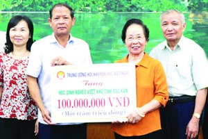 越南勵學會中央向該省貧困學生頒贈1億元助學金。（圖源：越通社）