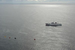 日本水產廳派船到事故海域展開救援。（圖源：路透社）