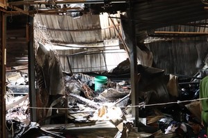 ９月14日晚上，位於平福省平隆街市內某服裝攤發生嚴重火警，燒毀了21個經營戶的29個貨攤，損失約近30億元。