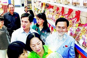 消費者選購節禮品籃。