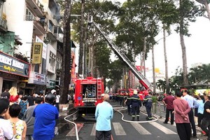 消防與救援力量使用消防雲梯車噴水滅火。