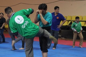 刑警科人員為Grab司機隊員們傳授防衛技能。（示意圖源：S.R）