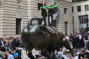 一名抗議者站上了牛背。（圖源：互聯網）