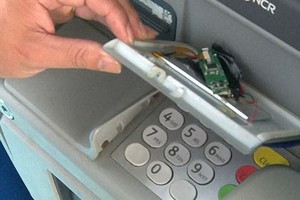 職能力量發現在ATM機進卡口上安裝疑似盜竊銀行卡信息的外置設備。（圖源：藍紅）