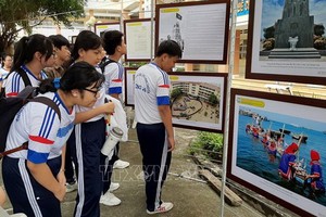 此屆展覽吸引了各界人士與教育界及眾多學生前來參觀了解。（圖源：越通社）