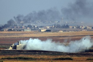土軍隊向敘北部發起軍事行動，濃煙從敘利亞境內的目標升起。（圖源：AP）