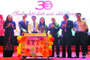 大家一起圍繞著生日蛋糕唱生日歌。