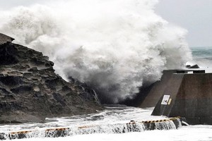 颱風“海貝思”在海岸掀起巨浪。（圖源：AP）