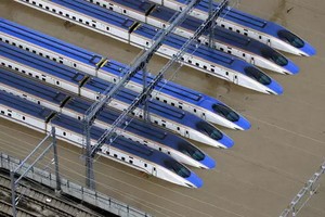 北陸新幹線列車被浸水。（圖源：AP）