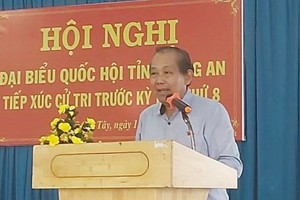 張和平副總理站在講台上回答選民的質詢。（圖源：VOV）