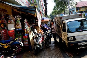 阮知方街沿路的人行道被臨街經營戶佔用做生意。