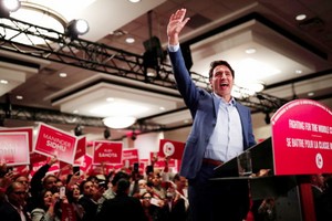 加拿大總理特魯多被拍到穿著防彈背心現身競選集會。（圖源：路透社）