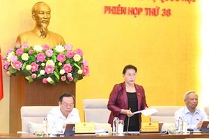 國會主席阮氏金銀（中）主持大會。（圖源：光慶）