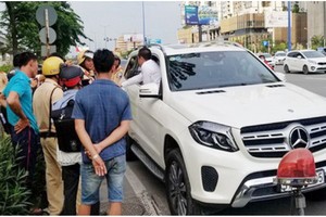 儘管交警要求下車，但車主仍堅決不合作。