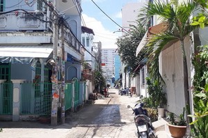 第八郡第十六坊黃銀街154號巷內不少民戶等候辦理房屋證件。