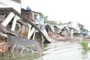 從清多涌-平盛郡西貢河三岔口至下游500米外的西貢河右岸坍塌情況。