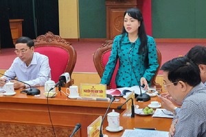 衛生部長阮氏金進（左二）在會議上發表講話。（圖源：TNO）