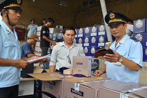 海關人員加強檢查進口貨品。