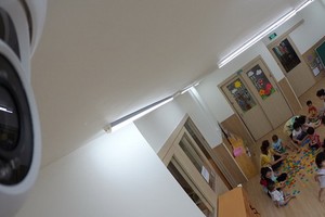 某托兒班上安裝監控攝像頭。