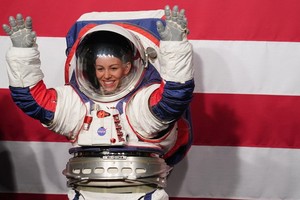 美國航天局發佈了具有更大靈活性和更高安全性的下一代宇航服，計劃供宇航員在2024年登月活動中使用。（圖源：新華社）