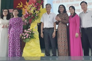 第五郡領導送花藍祝賀越南婦女節。