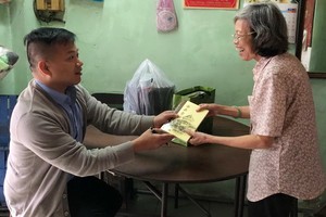 本文作者麒麟(左)向闊別 30 年後的恩師劉麗英贈送著作《滄桑彙集》。