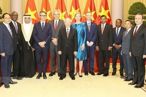 黨中央總書記、國家主席阮富仲（中）與來越履新的各國駐越大使合照。（圖源：越通社）