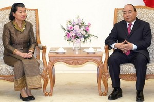 政府總理阮春福（右）接見柬埔寨王國副首相兼議會聯絡與監察部大臣梅森安女士。（圖源：德俊）