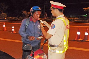 酒後騎摩托車將被處罰 800 萬元。（示意圖源：黎英）