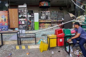 有小店被震毀，滿地玻璃碎。（圖源：互聯網）