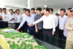 政府副總理鄭廷勇與政府工作團前往寧順省視察若干風力發電和太陽能發電可再生能源項目。（圖源：VGP）